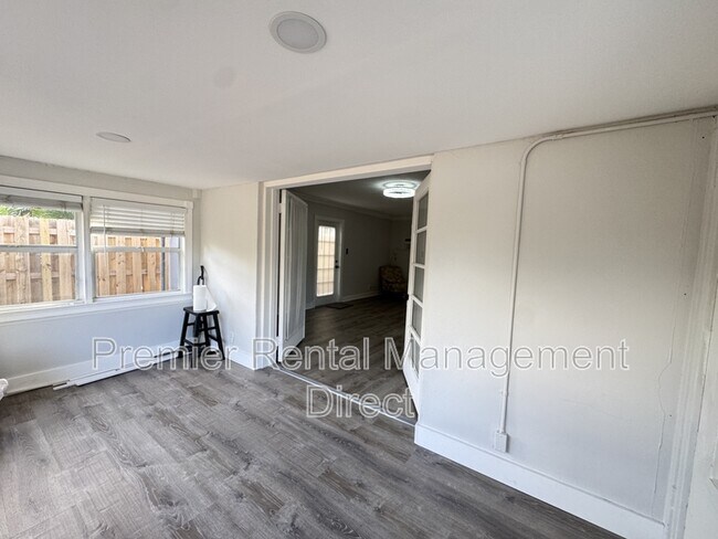 Building Photo - 406 SW 7th St