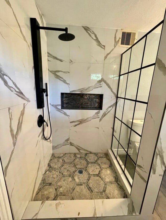 Building Photo - 425 Plymouth St