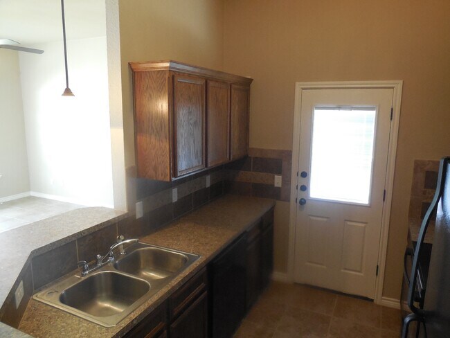 Building Photo - 613 Paseo del Plata Dr