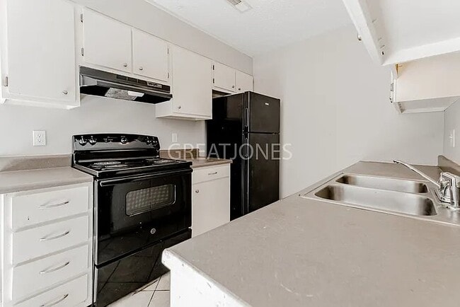 Building Photo - 3536 Torbay Dr