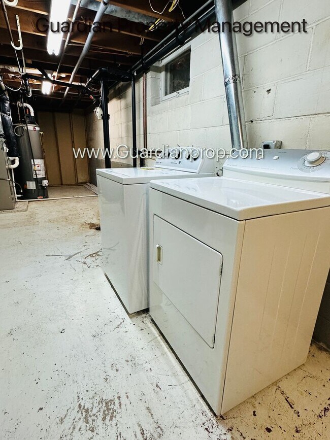 Building Photo - Richfield Single Family Home, Fenced Yard, 2 Car Garage, Dishwasher