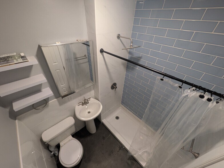 Bathroom - 2622 W 25th Ave