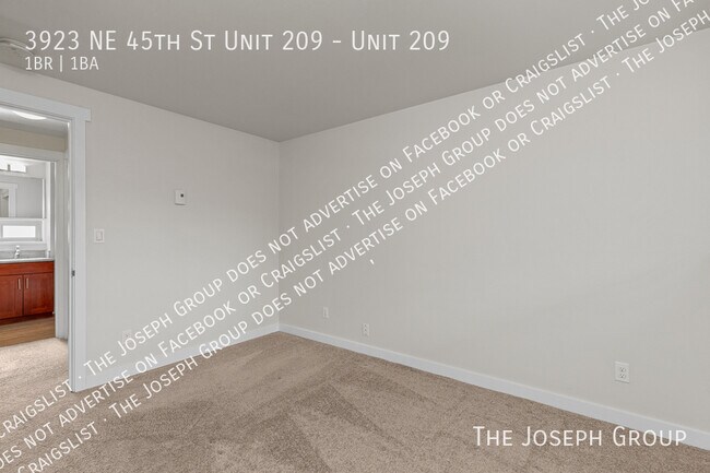 Building Photo - 3923 NE 45th St