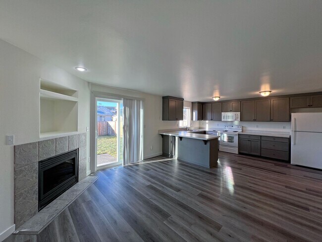 Building Photo - 16241-16243 Curry Ct SE