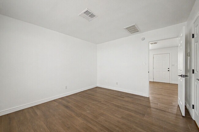 Building Photo - 1438 E Adams St
