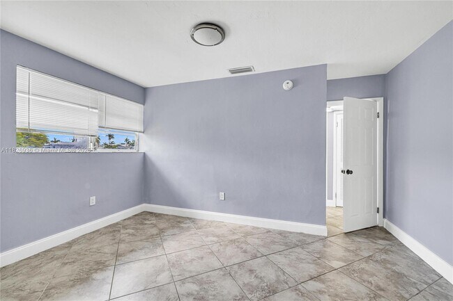 Building Photo - 1715 NE Miami Gardens Dr