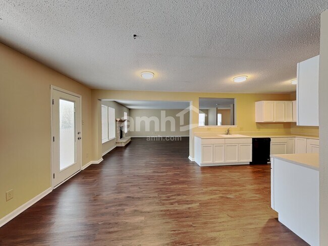 Building Photo - 10798 Cyrus Dr