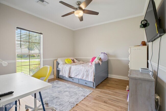 Building Photo - Beautifully updated 4-bedroom, 3-bath prop...