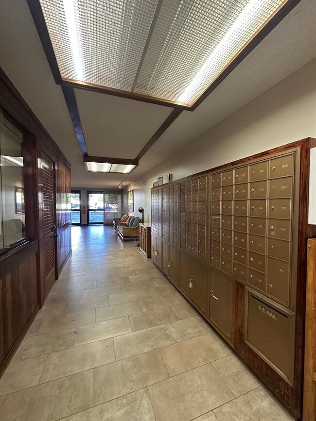 Building Photo - Roya Court Furnished 1 bed, 1 ba, 1 parkin...