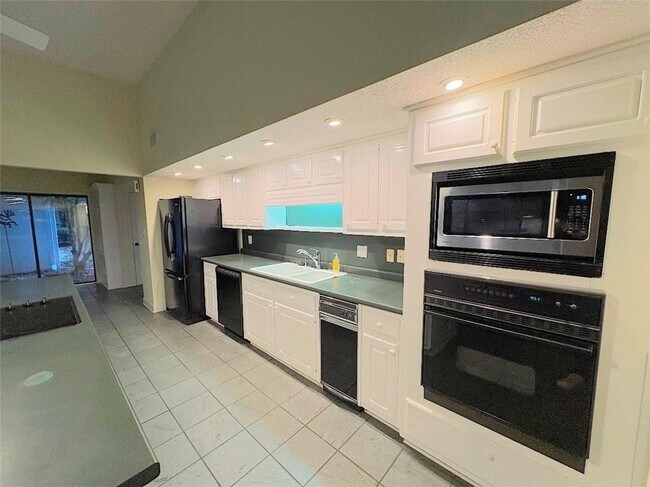 Building Photo - 2939 Rivercrest Dr