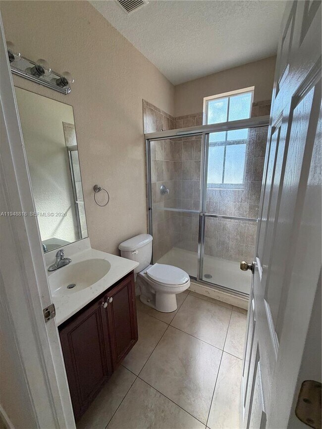 Building Photo - 20715 NE 10th Ct