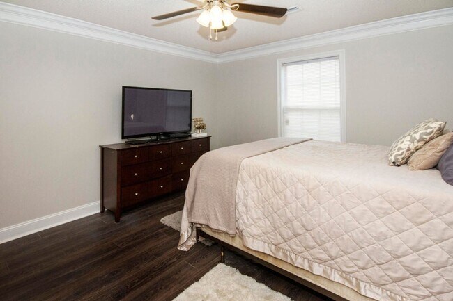 Building Photo - Knoxville 37912 - 2 bedroom, 2 bath home - Call Jean Chung (865) 386-1022