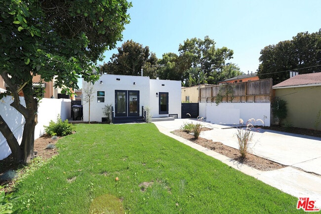 Building Photo - 3835 Hollypark Pl