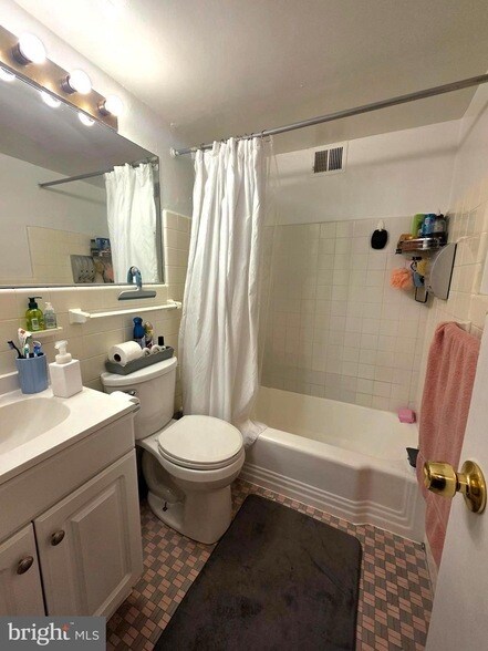 Building Photo - 2101-17-2117 Chestnut St