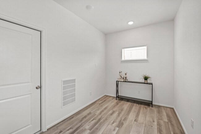 Building Photo - 1402 Wycliffe Dr