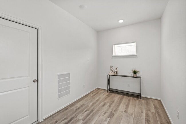 Building Photo - 1404 Wycliffe Dr