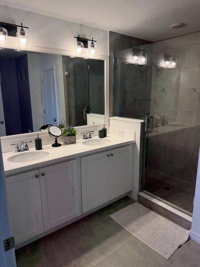 Building Photo - 1553 Discovery St