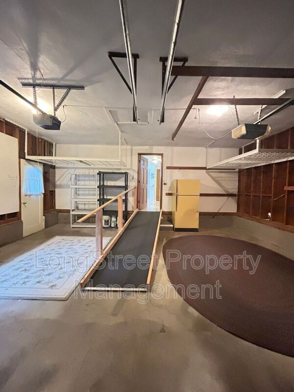 Building Photo - 3325 NW Circle Blvd