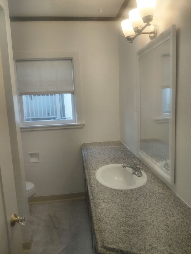 Building Photo - 1010