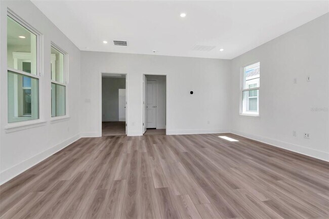 Building Photo - 402 E Oak Ave