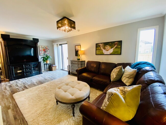 Building Photo - {1423} Olathe Townhome + 3Bed/2.5Bath + Fe...