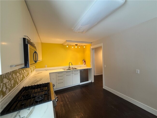 Building Photo - 166 E 3rd St