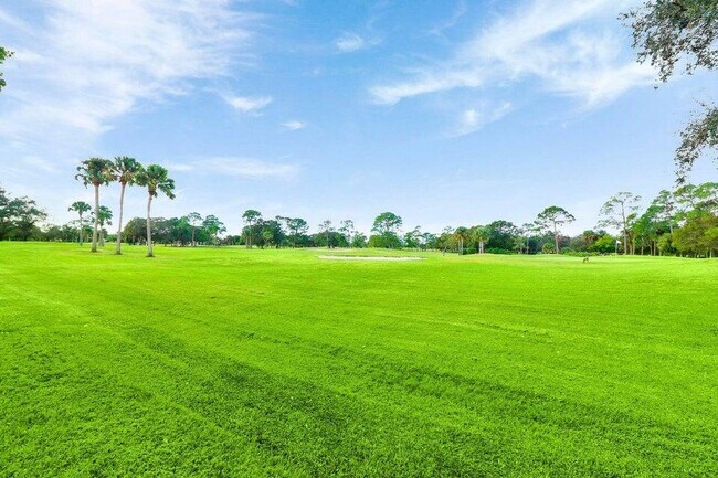 Building Photo - 9440 Meadowood Dr