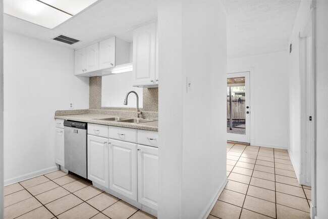 Building Photo - 9541 Clanton St