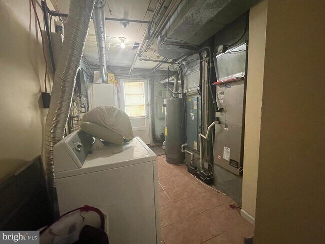 Building Photo - 2331 Hoffnagle St