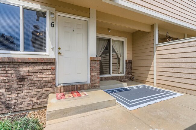 Building Photo - Check out this 2 bed 3 1/2 bath NOW!