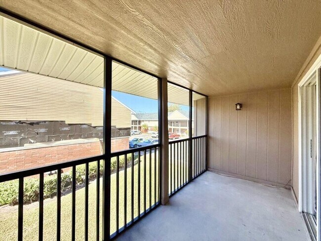 Building Photo - 200 Country Club Dr