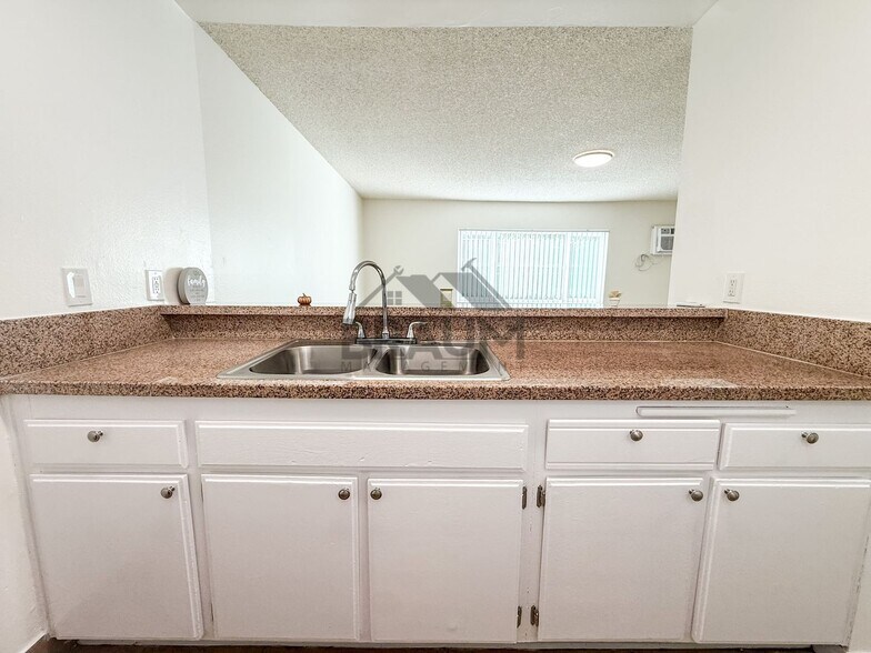 Building Photo - 6612 Sylmar Ave