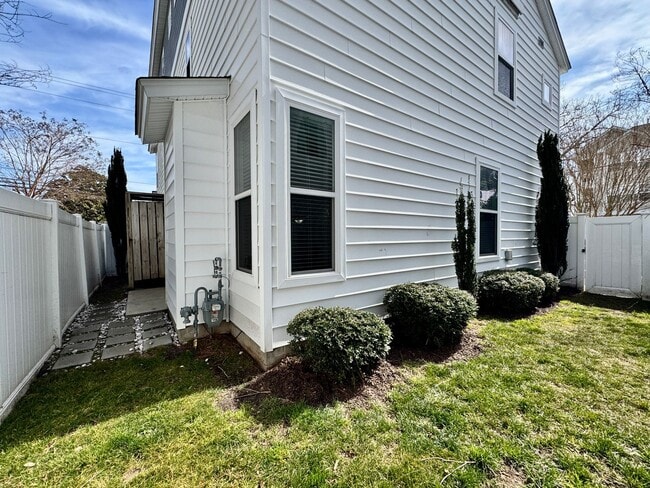 Building Photo - Ready 04-01-26! A Shadowlawn Condo w/Rooftop Deck - 3 Primary Suites - Outdoor Shower - Pet Frien...