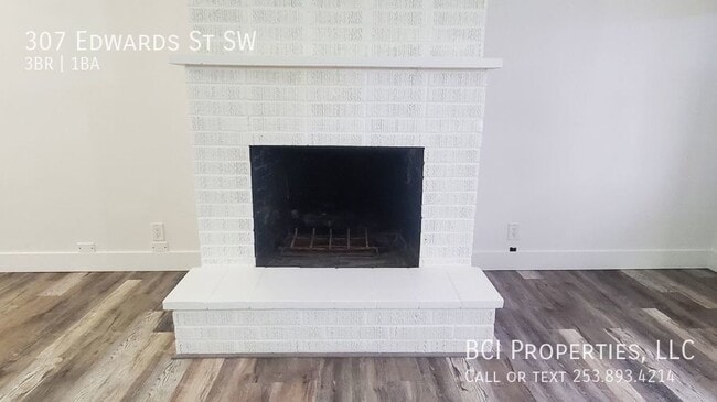Building Photo - 307 SW Edwards St