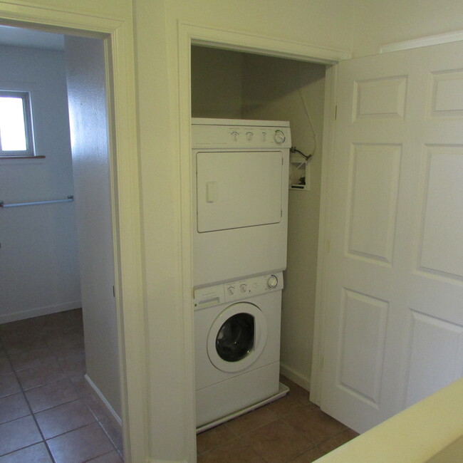 Laundry machines - 2244 Lamplighter Ln