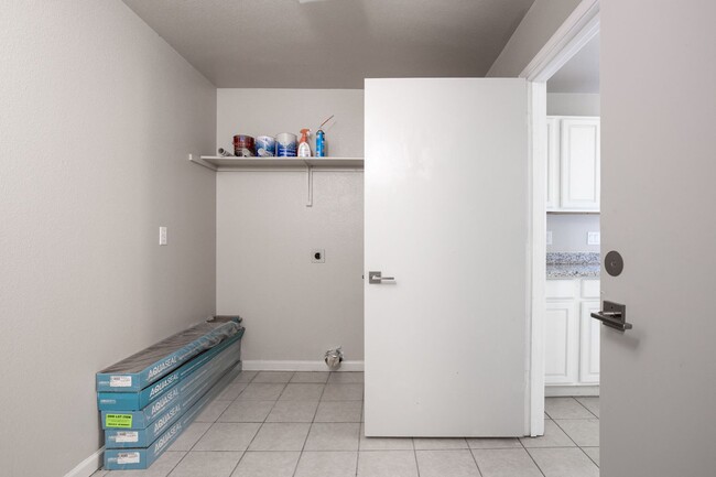 Building Photo - $300 OFF 1ST MONTH RENT IF YOU MOVE IN WIT...