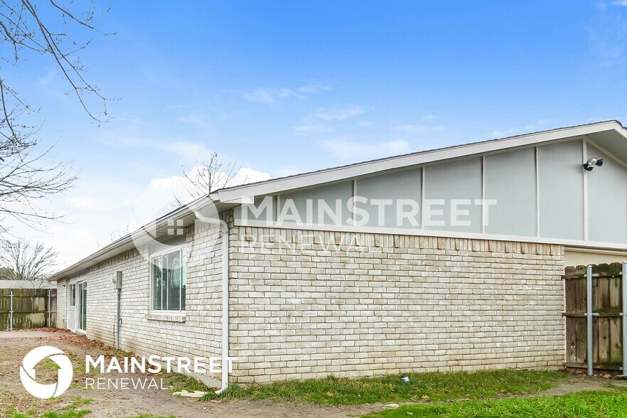 Building Photo - 9017 Willowbrook Dr