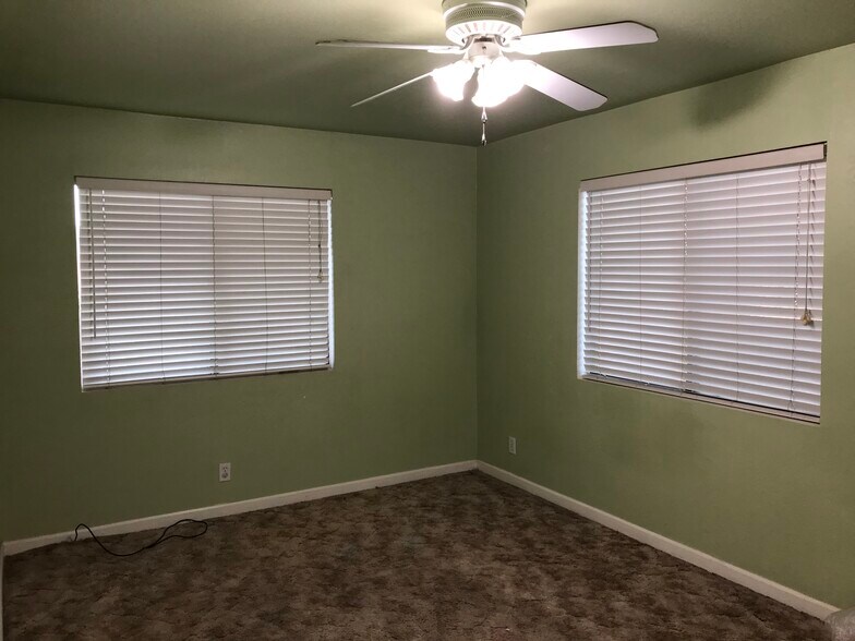 Living space - 852 Kellogg Ave