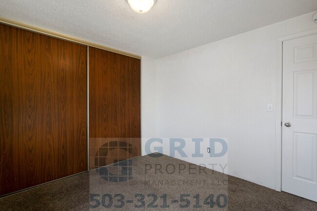 Building Photo - 2 Bedroom Apartment Available w/ Private Yard Space!