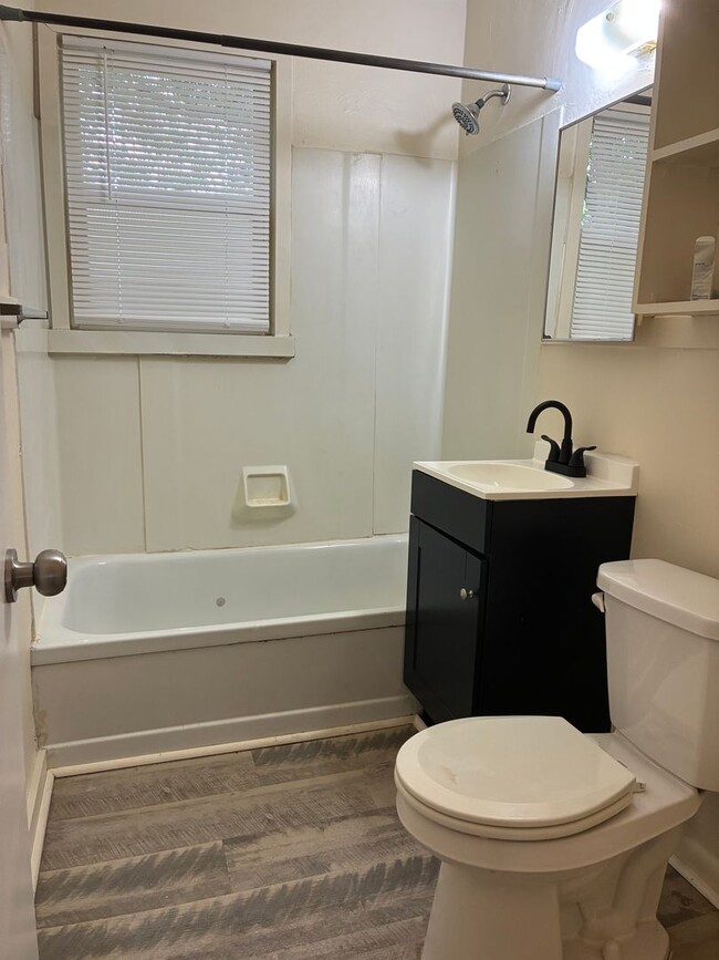 Building Photo - 2 Bedroom 1 Bathroom Single Family Home in...