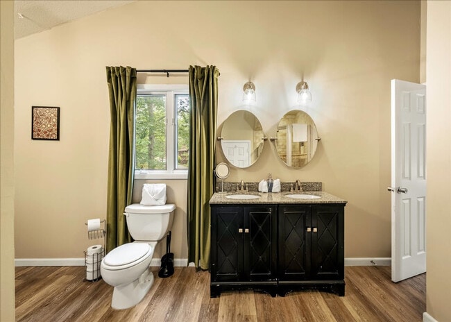 Building Photo - 1825 Jennifer Dr