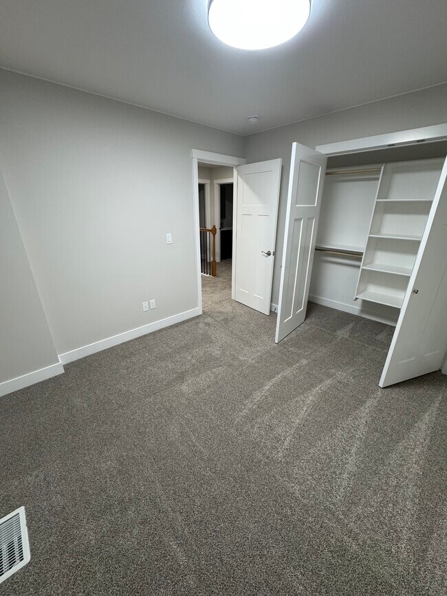 Building Photo - 1899 S Alliance Country Dr