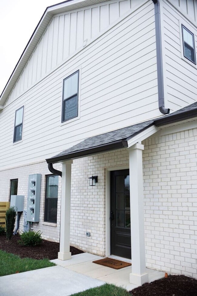 Building Photo - 562 Old Lovers Ln