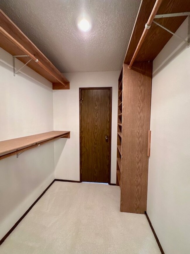 Building Photo - 2 bedroom condo with Washer/Dryer