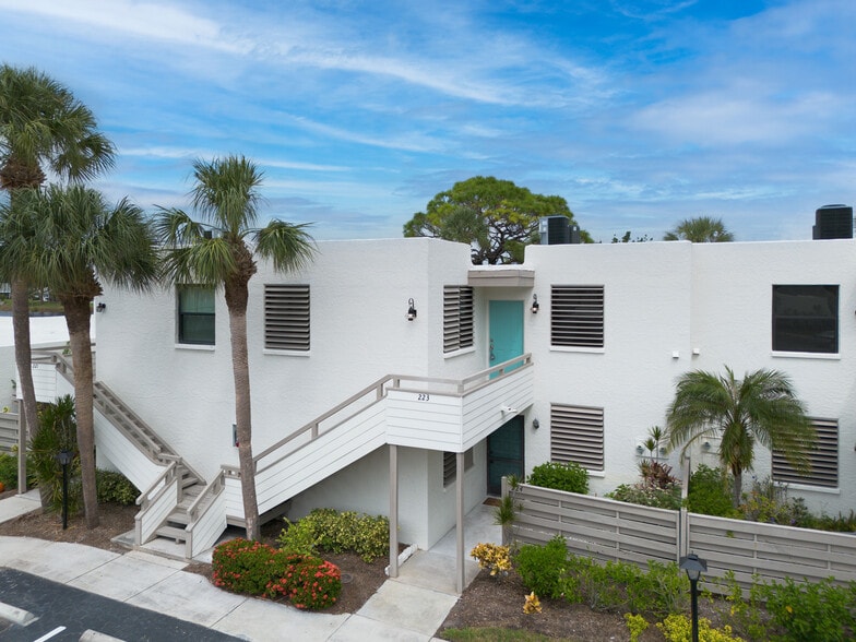 Building Photo - 223 Lakewood Dr