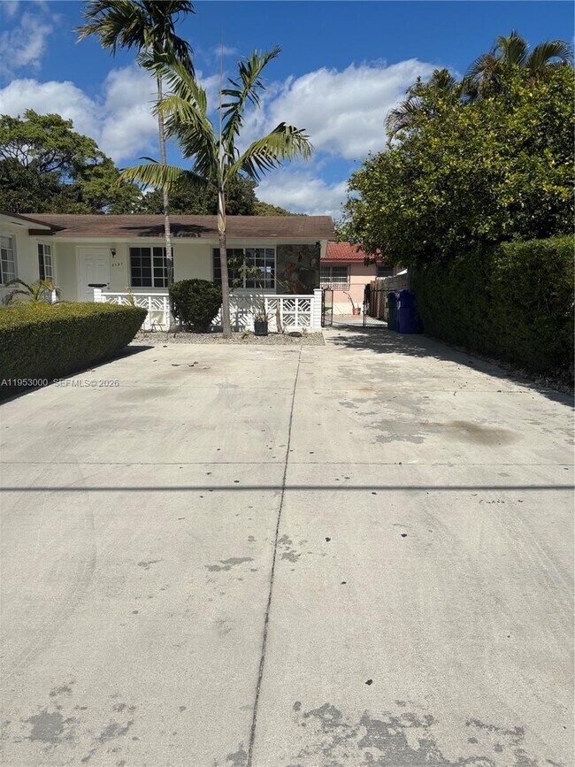 Building Photo - 3121 SW 2nd St