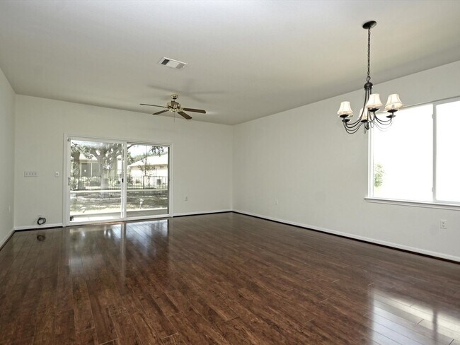 Building Photo - 708 Texas Dr