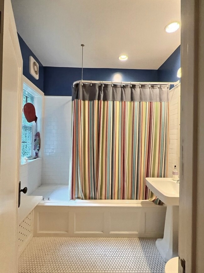 Building Photo - 2921 N Pine Grove Ave