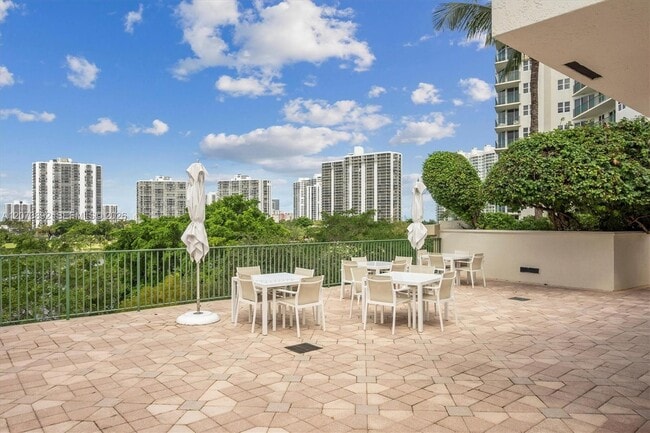 Building Photo - 20000 E Country Club Dr