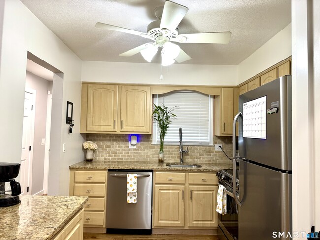 Building Photo - 25 Padanaram Rd